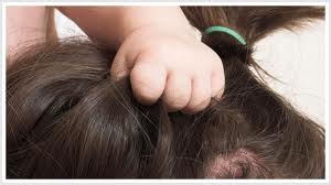 bambino che tira i capelli