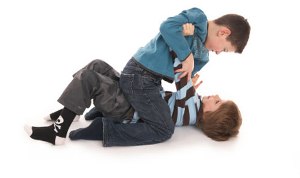 bimbi aggressivi