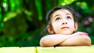 bambino disegna