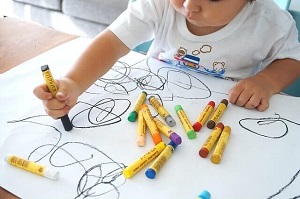 bambino disegna