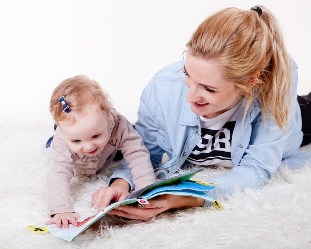 bambino legge libro mamma